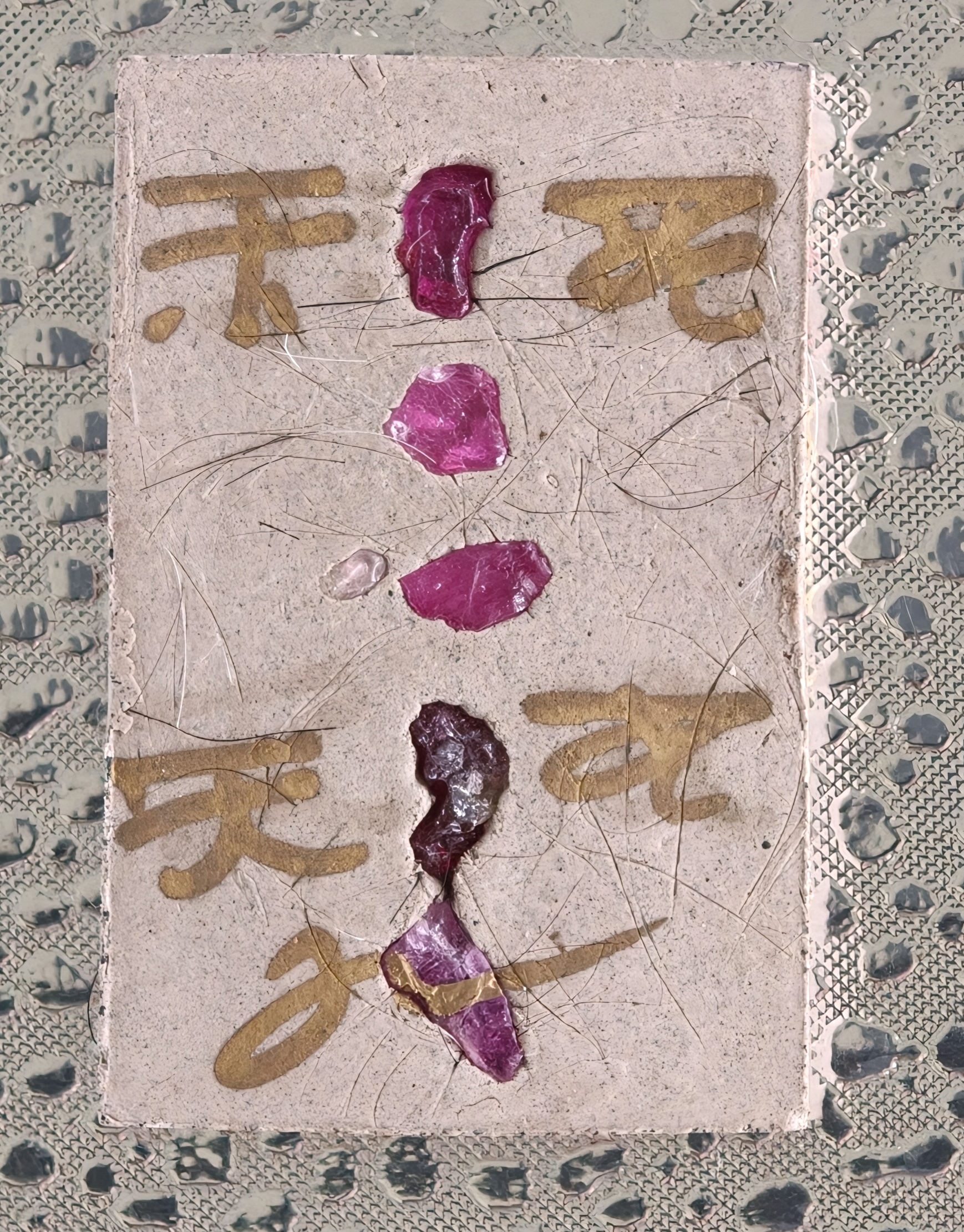 Kruba Baeng Salika Bird Amulet – Hand-Painted Bird with Hair & Robe Relics – Wat Ban Tanod - Image 2