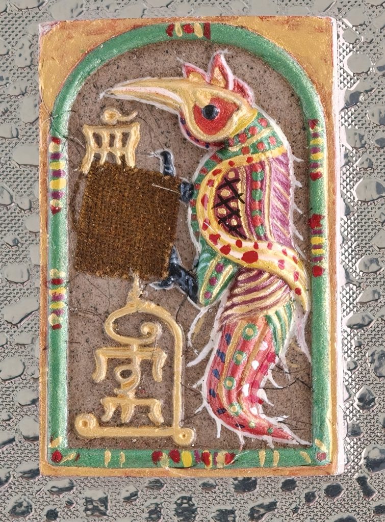 Kruba Baeng Salika Bird Amulet – Hand-Painted Bird with Hair & Robe Relics – Wat Ban Tanod