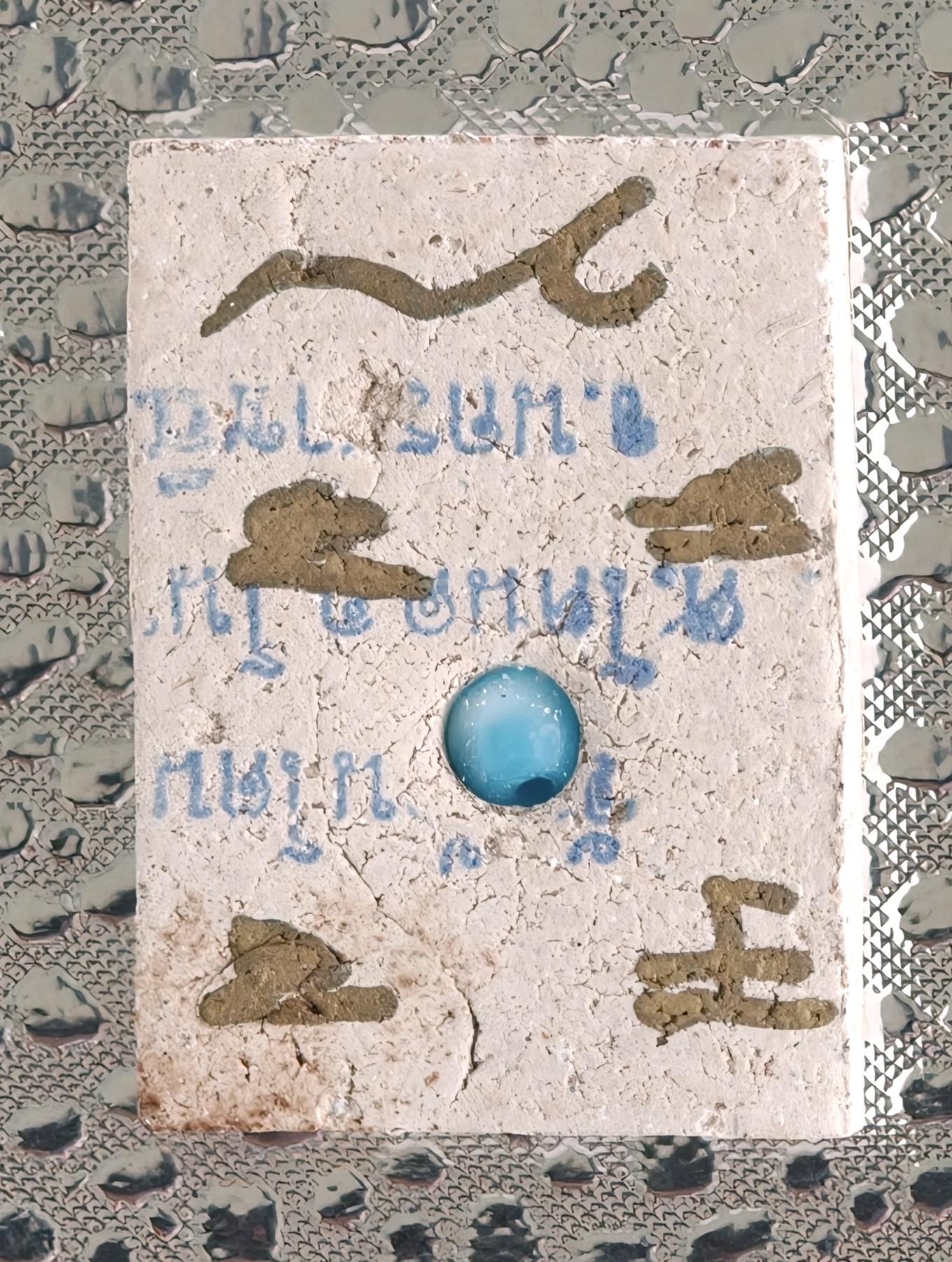 Kruba Baeng Salika Bird Amulet – Hand-Painted Single Bird & Gemstone – Wat Ban Tanod - Image 2