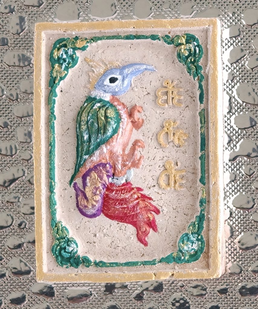 Kruba Baeng Salika Bird Amulet – Hand-Painted Single Bird & Gemstone – Wat Ban Tanod
