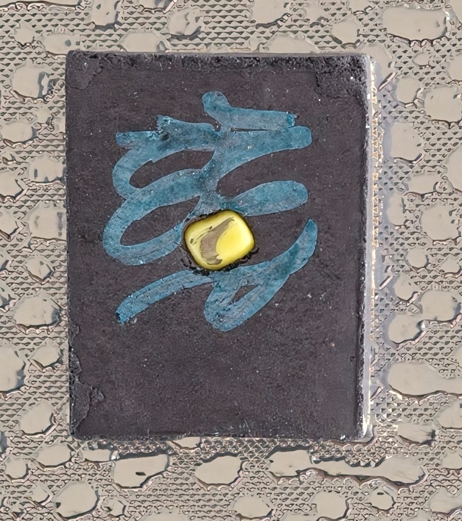 Kruba Baeng Salika Koo Amulet – Black Sacred Powder with Hand-Painted Twin Birds – Wat Ban Tanod