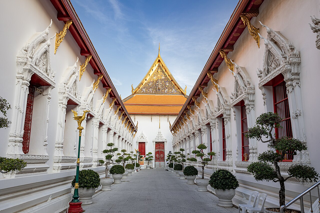 Wat Mahathat Yuwaratrangsarit: A Venerable Heart of Dhamma Studies in Rattanakosin